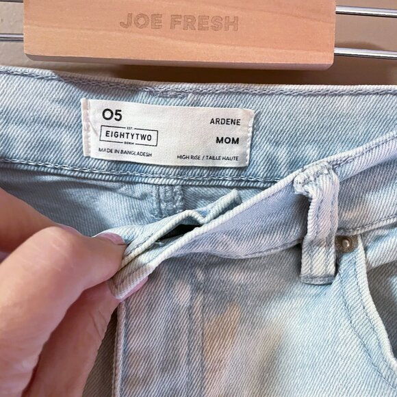 NEARLY NEW High Rise Jean Mom Rolled Stretch waist Bleach distressed Shorts Sz M - Picture 8 of 10